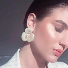 Cargar imagen en el visor de la galería, PENDIENTES ORQUÍDEA PERLA