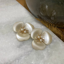 Cargar imagen en el visor de la galería, PENDIENTES ORQUÍDEA PERLA