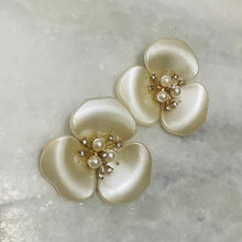 Cargar imagen en el visor de la galería, PENDIENTES ORQUÍDEA PERLA