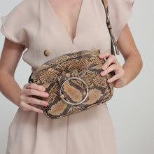 Cargar imagen en el visor de la galería, CANGURERA REGINA SERPIENTE CAMEL