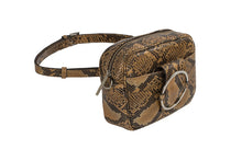 Cargar imagen en el visor de la galería, CANGURERA REGINA SERPIENTE CAMEL