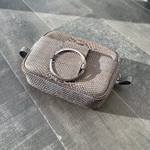 Cargar imagen en el visor de la galería, CANGURERA REGINA SERPIENTE GRIS