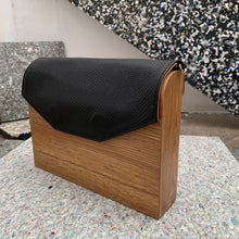 Cargar imagen en el visor de la galería, LUCIANA PIEL NEGRO VÍBORA MADERA LAMINADA