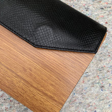Cargar imagen en el visor de la galería, LUCIANA PIEL NEGRO VÍBORA MADERA LAMINADA
