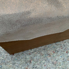Cargar imagen en el visor de la galería, LUCIANA PIEL BEIGE METALICO ORO ROSA MADERA LAMINADA COLOR MAPLE