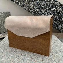 Cargar imagen en el visor de la galería, LUCIANA PIEL BEIGE METALICO ORO ROSA MADERA LAMINADA COLOR MAPLE