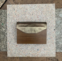Cargar imagen en el visor de la galería, LUCIANA PIEL GRIS TORNASOL METALICO MADERA LAMINADA COLOR NOGAL