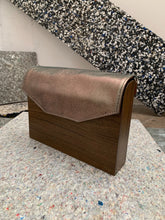 Cargar imagen en el visor de la galería, LUCIANA PIEL GRIS TORNASOL METALICO MADERA LAMINADA COLOR NOGAL