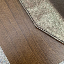 Cargar imagen en el visor de la galería, LUCIANA PIEL GRIS TORNASOL METALICO MADERA LAMINADA COLOR NOGAL