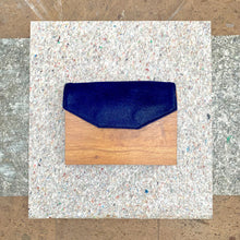 Cargar imagen en el visor de la galería, LUCIANA PELO AZUL REY HORSE MADERA LAMINADA COLOR MAPLE
