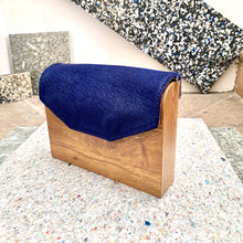 Cargar imagen en el visor de la galería, LUCIANA PELO AZUL REY HORSE MADERA LAMINADA COLOR MAPLE