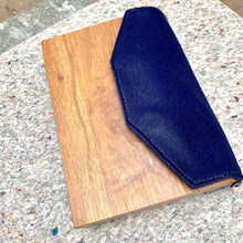 Cargar imagen en el visor de la galería, LUCIANA PELO AZUL REY HORSE MADERA LAMINADA COLOR MAPLE