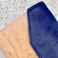 Cargar imagen en el visor de la galería, LUCIANA PELO AZUL REY HORSE MADERA LAMINADA COLOR MAPLE