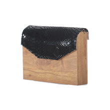 Cargar imagen en el visor de la galería, LUCIANA PIEL NEGRO VÍBORA BRILLANTE FOLIA MADERA LAMINADA COLOR MAPLE