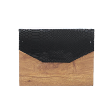 Cargar imagen en el visor de la galería, LUCIANA PIEL NEGRO VÍBORA BRILLANTE FOLIA MADERA LAMINADA COLOR MAPLE