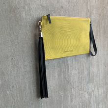 Cargar imagen en el visor de la galería, CLUTCH FERNANDA AMARILLO LIMA