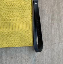 Cargar imagen en el visor de la galería, CLUTCH FERNANDA AMARILLO LIMA