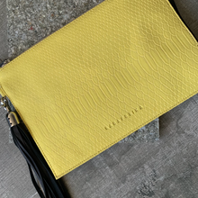 Cargar imagen en el visor de la galería, CLUTCH FERNANDA AMARILLO LIMA