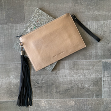 Cargar imagen en el visor de la galería, CLUTCH FERNANDA ORO ROSA