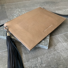 Cargar imagen en el visor de la galería, CLUTCH FERNANDA ORO ROSA