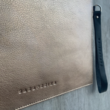 Cargar imagen en el visor de la galería, CLUTCH FERNANDA ORO ROSA