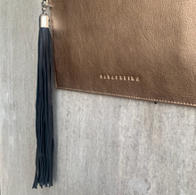 Cargar imagen en el visor de la galería, CLUTCH FERNANDA ORO ROSA