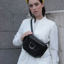 Cargar imagen en el visor de la galería, CANGURERA ENZO NEGRA