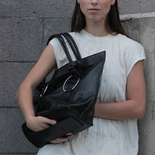 Cargar imagen en el visor de la galería, TOTE AITANA NEGRO