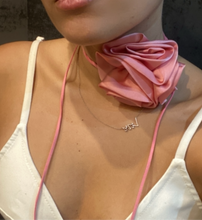 Cargar imagen en el visor de la galería, COLLAR ROSE TRIPLE ROSA

