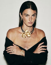 Cargar imagen en el visor de la galería, COLLAR ORQUÍDEA DORADO
