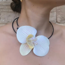 Cargar imagen en el visor de la galería, COLLAR ORQUÍDEA BLANCO
